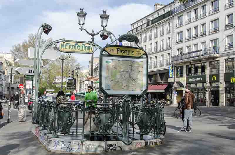 146 - Francia - Paris - Boulevard de Clichy - estacion metro de Pigalle.jpg